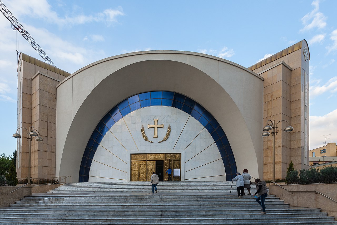 1280px-Catedral_de_la_Resurección_de_Cristo,_Tirana,_Albania,_2014-04-17,_DD_13